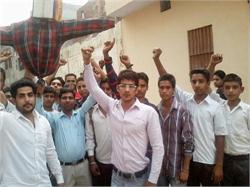 ABVP Workers Burn Pawan Bansalâ€™s Effigy